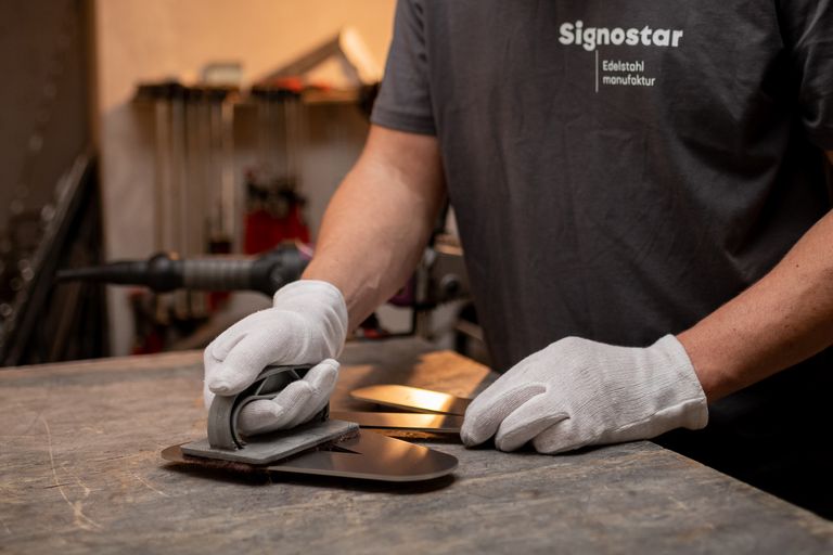 Veredelung in Handarbeit Veredelung der Produkte in Handarbeit