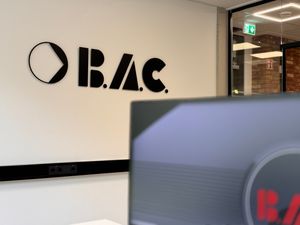 Logo im Büro aus pulverbeschichtetem Edelstahl