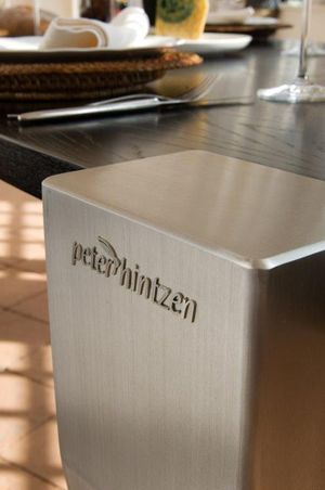 Edelstahllogo in Möbel integriert