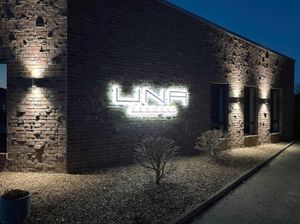 LED-beleuchteter Edelstahlschriftzug auf Ziegelwand