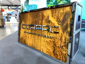 Edelstahlbuchstaben auf Cortenstahl-Rückwand