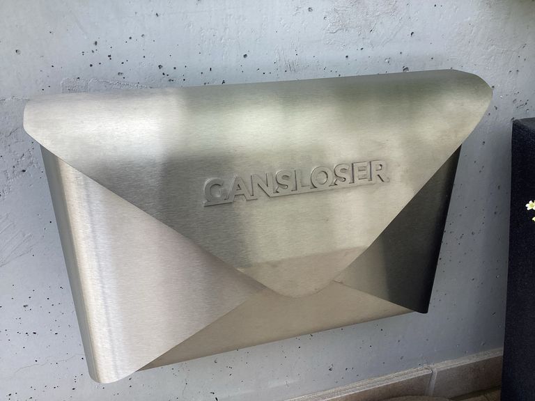 Briefkasten in Briefumschlagform aus gebürstetem Edelstahl mit Prägung