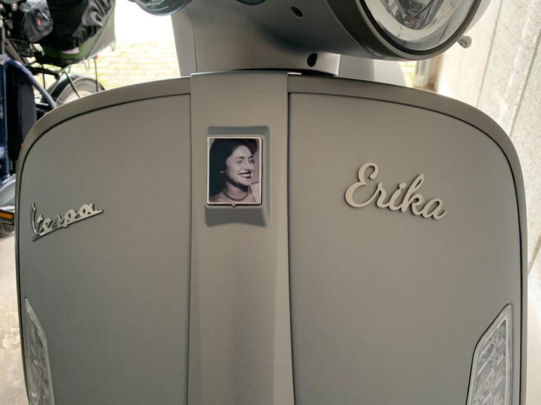 Rollerfront mit Vespa-Logo und Namensschriftzug Erika aus Edelstahl, dazwischen ein Foto