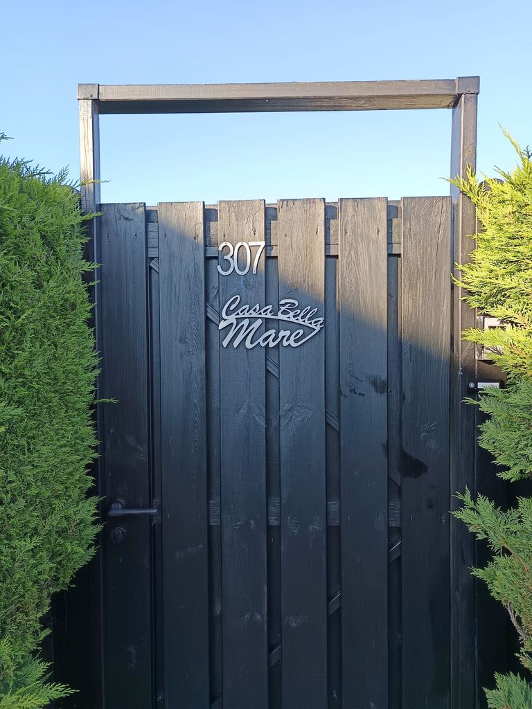 Schwarzes Gartentor mit Hausnummer 307 und dem Schriftzug Casa Bella Mare aus Edelstahl